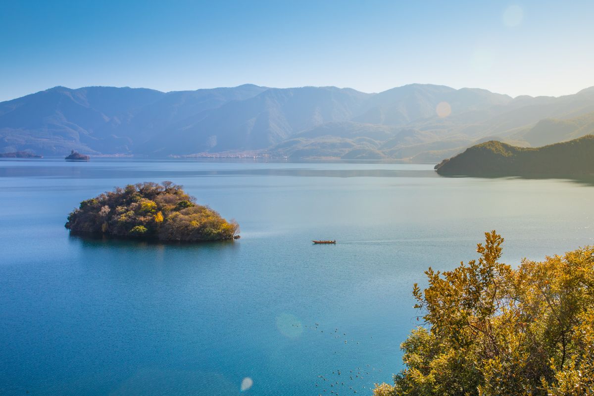 瀘沽湖里務比島